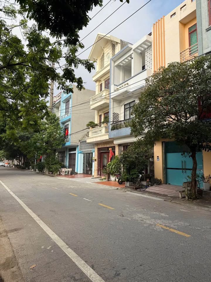 Nhà 2.5 tầng Nguyễn Công Hãng, Kinh Bắc 90m² giá 9 tỷ - Sổ hồng chính chủ!