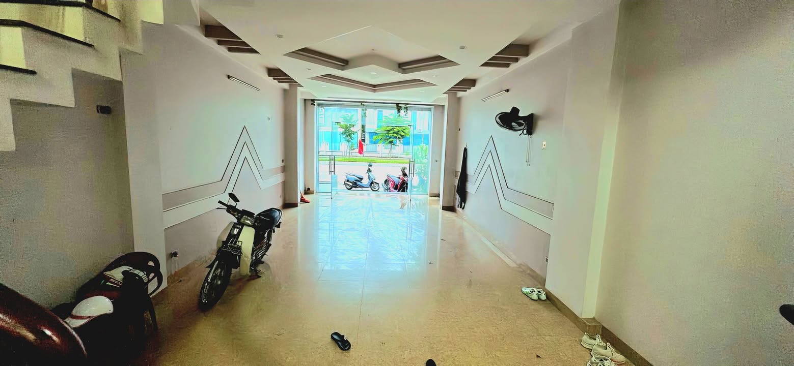 Nhà mặt phố Bồ Đề 40m² giá 9 tỷ - Kinh doanh sầm uất, vị trí đắc địa!