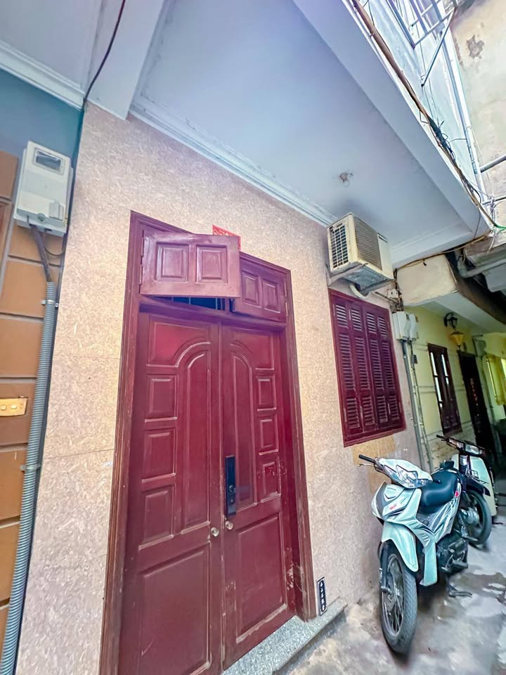 Nhà phố Hàng Quạt, Hoàn Kiếm 92m² giá 8.6 tỷ - Sổ hồng chính chủ, sẵn sàng giao dịch!