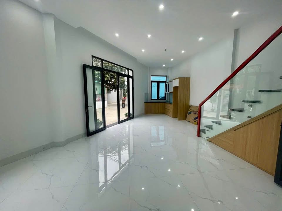 Bán nhà 3 tầng Phú Sơn 43m² giá 2 tỷ - Tiện ích đầy đủ trong tầm tay!