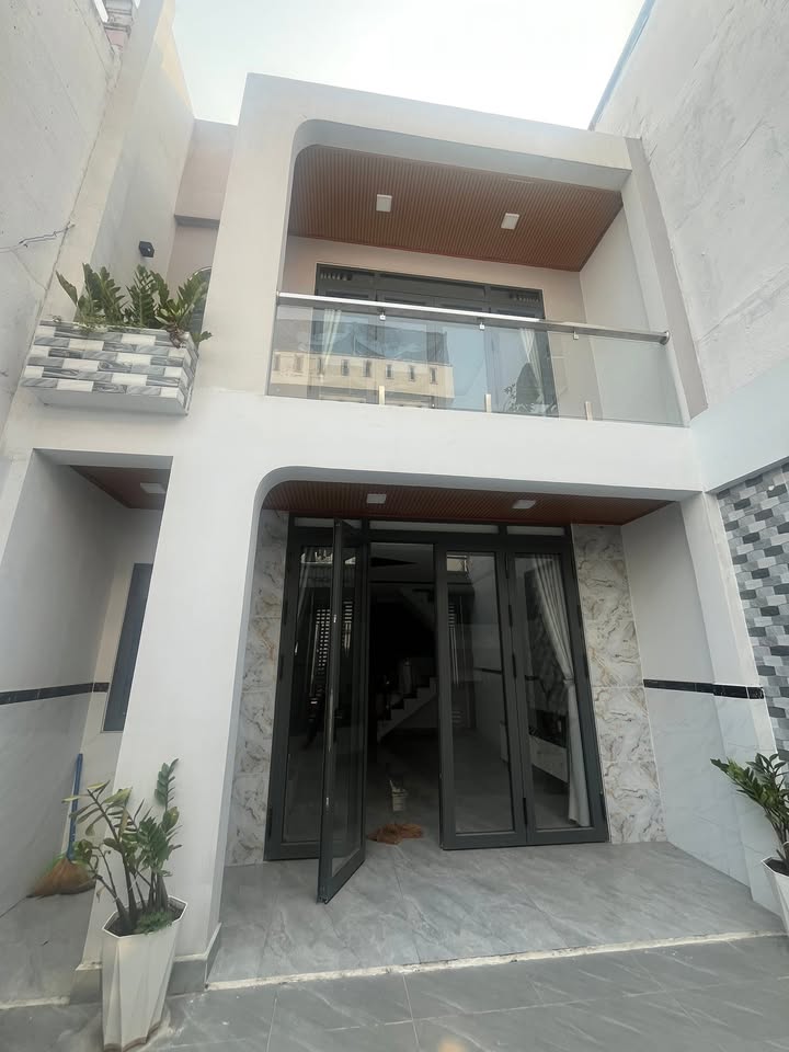 Nhà 2 tầng Phước Long B Thủ Đức 94m² giá 7.35 tỷ - Pháp lý rõ ràng, view hồ thoáng mát!