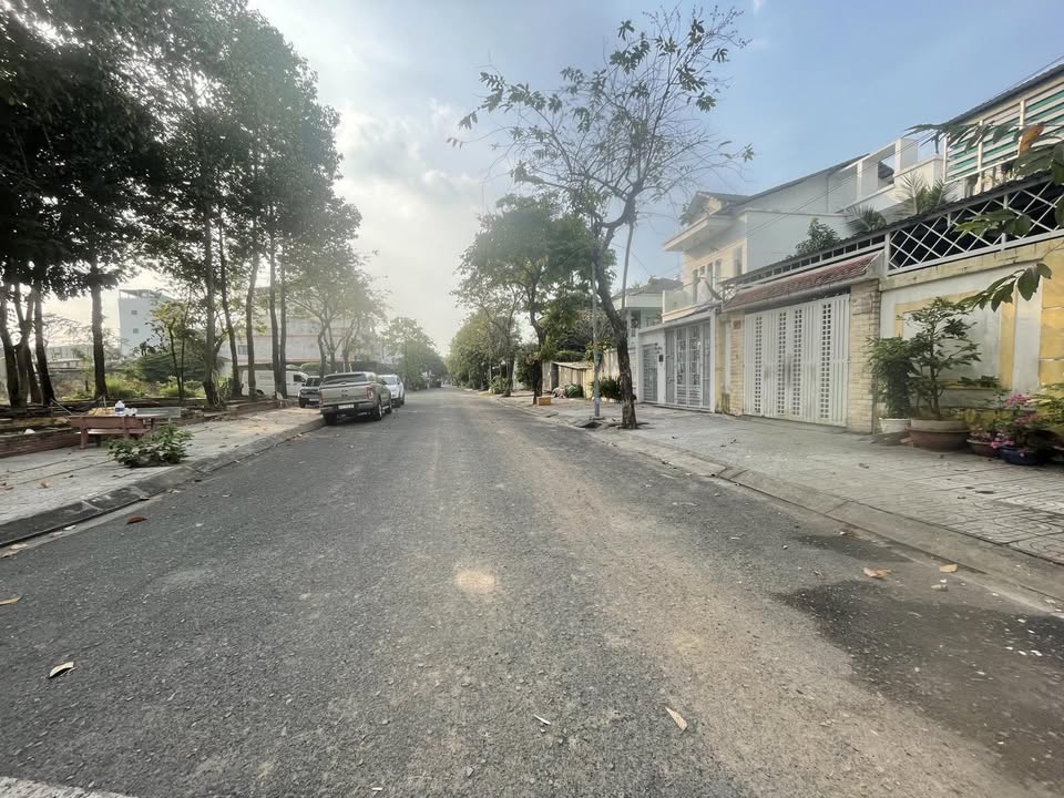 Đất góc 2 mặt tiền KDC Hồng Long Thủ Đức 223m² - View công viên thoáng mát!