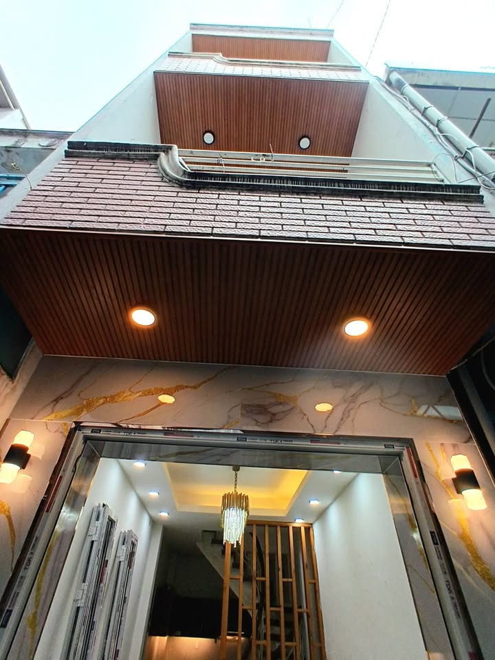 Nhà 3 Tầng Hẻm Thông Cao Đạt Quận 5 - Giá 5 Tỷ - Sẵn Sàng Vào Ở Ngay!