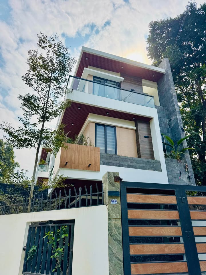 Nhà đẹp 141m² Đê Nông Lâm, TP Thái Nguyên giá 4.x tỷ - Sân đỗ 2 ô tô, không gian sống lý tưởng!