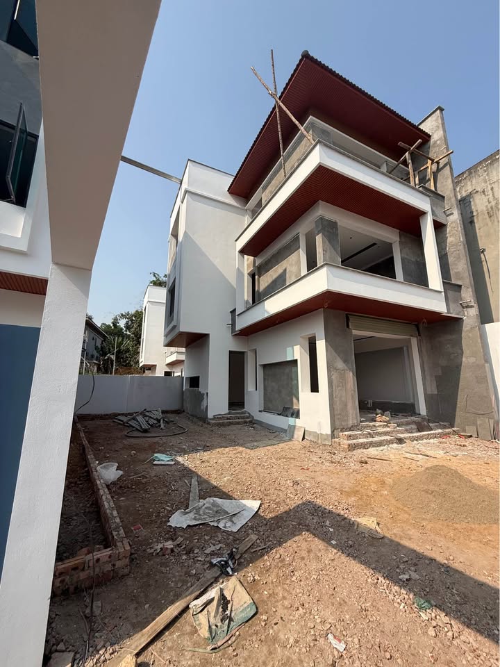 Biệt thự townhouse 3 tầng tại Quang Trung, Thái Nguyên 200m² giá 6 tỷ - Sân vườn rộng thoáng