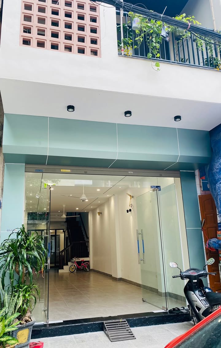 Nhà cho thuê mặt đường Phùng Chí Kiên, 80m² - Vị trí đắc địa, tiện ích xung quanh phong phú