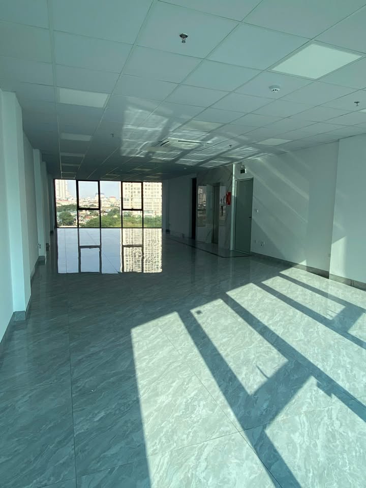 Văn phòng cho thuê tại Nguyễn Xiển 140m² giá 20 triệu - Toà nhà mới đẹp, thoáng