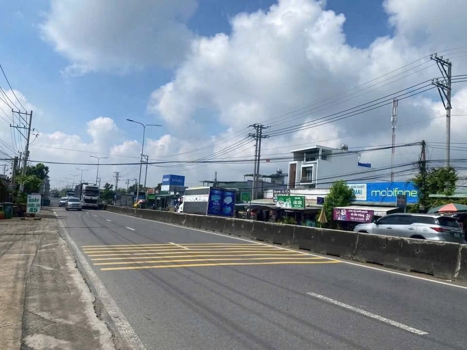 Đất vườn 2 mặt tiền kênh lớn tại Bến Lức 10.000m² giá 20 tỷ - Cơ hội đầu tư hấp dẫn!