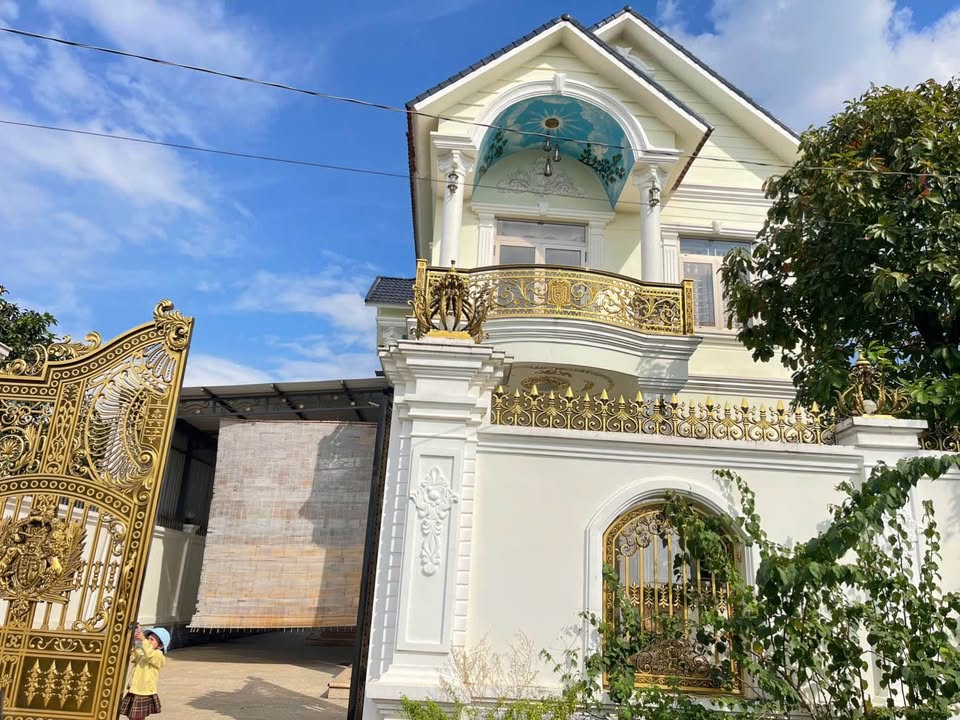 Biệt thự Mái Thái sang trọng tại Đồng Xoài 264m² giá 3.65 tỷ - Địa điểm đắc địa!