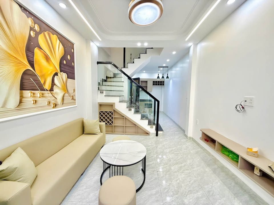 Nhà mới xây Hồ Sen 35m² giá 2.68 tỷ - Độc lập, sân cổng riêng!