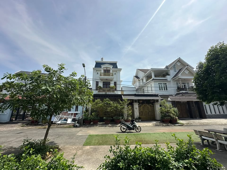 Biệt thự 3 tầng Hoàng Diệu 2, Thủ Đức 2460m² giá 25.2 tỷ - View công viên tuyệt đẹp!