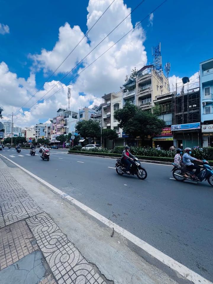 Nhà phố Lạc Long Quân Quận 11 113m² giá 26.5 tỷ - Thiết kế hiện đại, sẵn sàng vào ở!