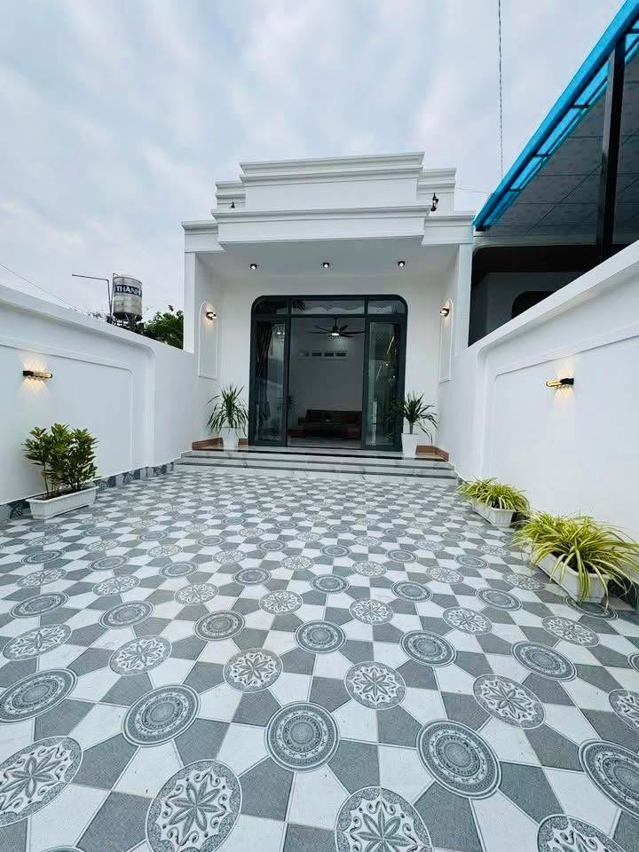 Nhà phố thiết kế tân cổ điển tại Tây Ninh 155m² giá 1.689 tỷ - Sân ô tô rộng rãi!