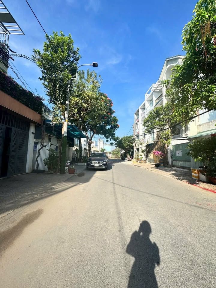 Bán nhà mặt tiền Hoàng Xuân Nhị, Phú Trung, 4,3x19,5m - Nở hậu, giá 8.6 tỷ