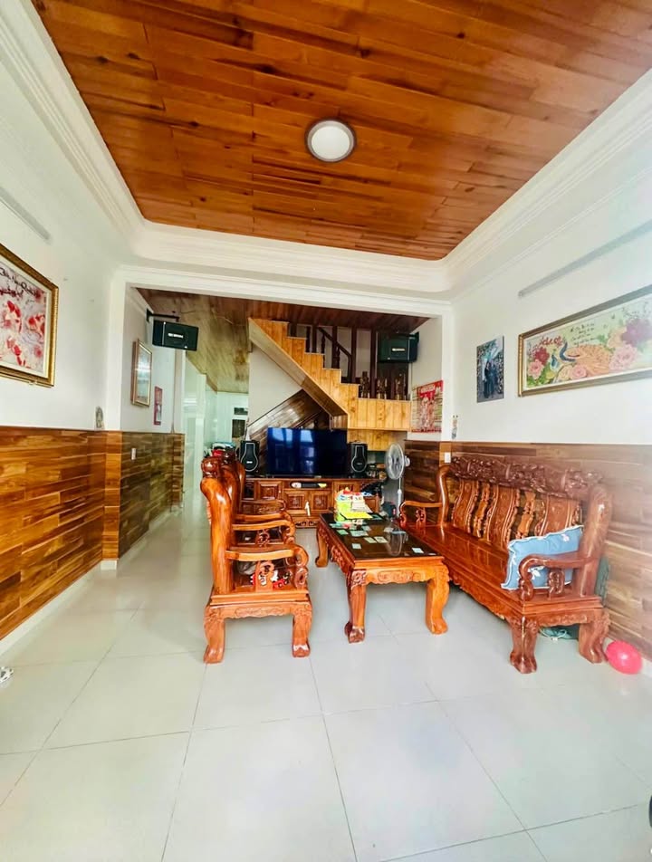 Nhà 3 tầng Lê Hồng Phong P4 Đà Lạt 50m² giá 3.6 tỷ - Vị trí đẹp, an ninh tốt!