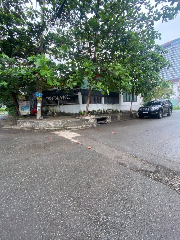 Nhà mặt bằng góc Nguyễn Văn Hưởng, Quận Tân Bình, 180m² - Đường lớn, giá thỏa thuận!