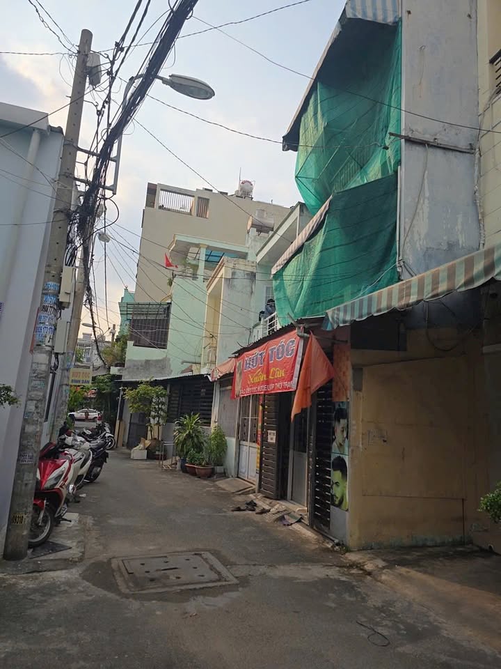 Nhà 3 tầng Bửu Đình, Quận 6, Diện tích 74m², Giá 5.2 tỷ - Xe hơi đậu cửa, kinh doanh tốt!