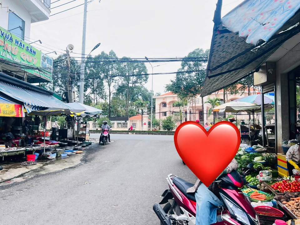 Nhà mặt tiền chợ Đồng Xoài 200m² giá chỉ 7.x tỷ - Đầu tư sinh lời ngay!