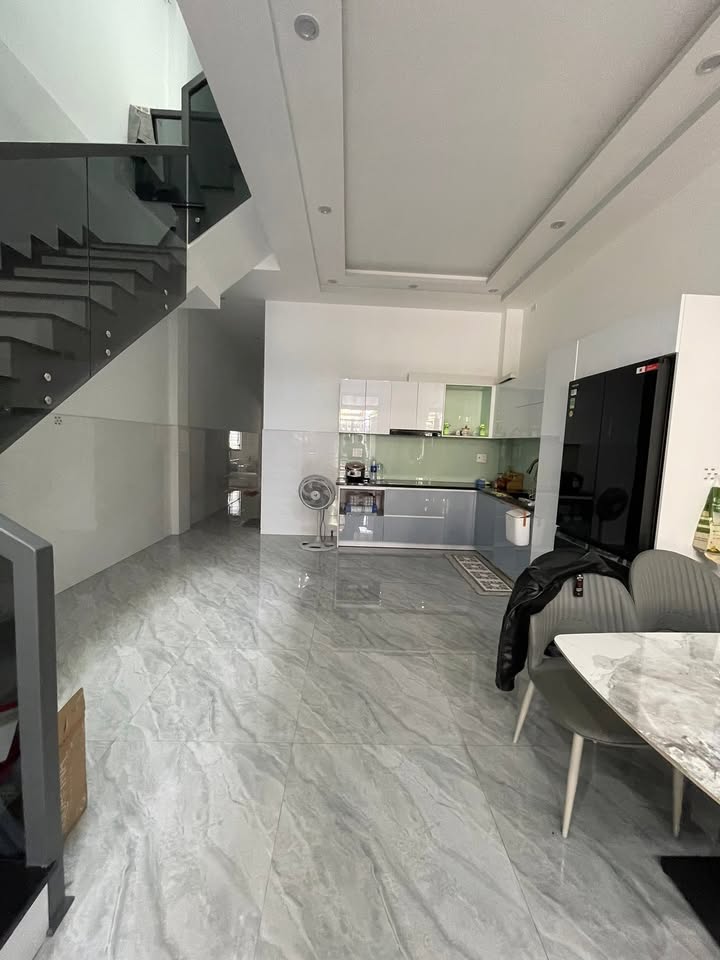 Nhà 2,5 tầng mặt tiền 5.5m tại Hòa Xuân 120m² giá 6.5 tỷ - Full nội thất, gần cầu Cẩm Lệ!