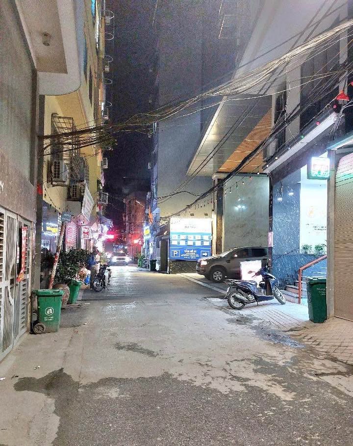 Nhà đẹp Cầu Giấy 55m² giá hơn 13 tỷ - Khu vực dân trí cao, an ninh đảm bảo!