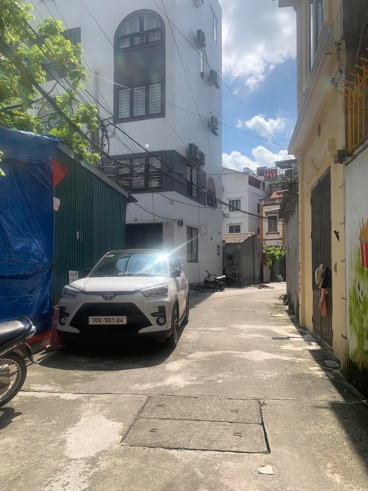 Nhà phố Việt Hưng - Long Biên 70m² giá 11.3 tỷ - Mặt tiền 4m, ô tô tránh