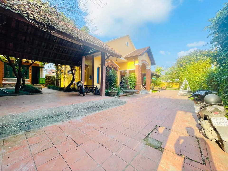 Cho thuê villa sân vườn 1000m² gần AEON Mall - Hồ bơi, full nội thất, giá 25 triệu/tháng!