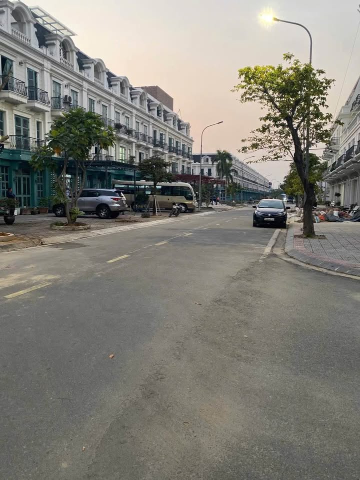 Shophouse Cẩm Bình 100m² giá 4.2 tỷ - Vị trí đẹp, kinh doanh thuận lợi!