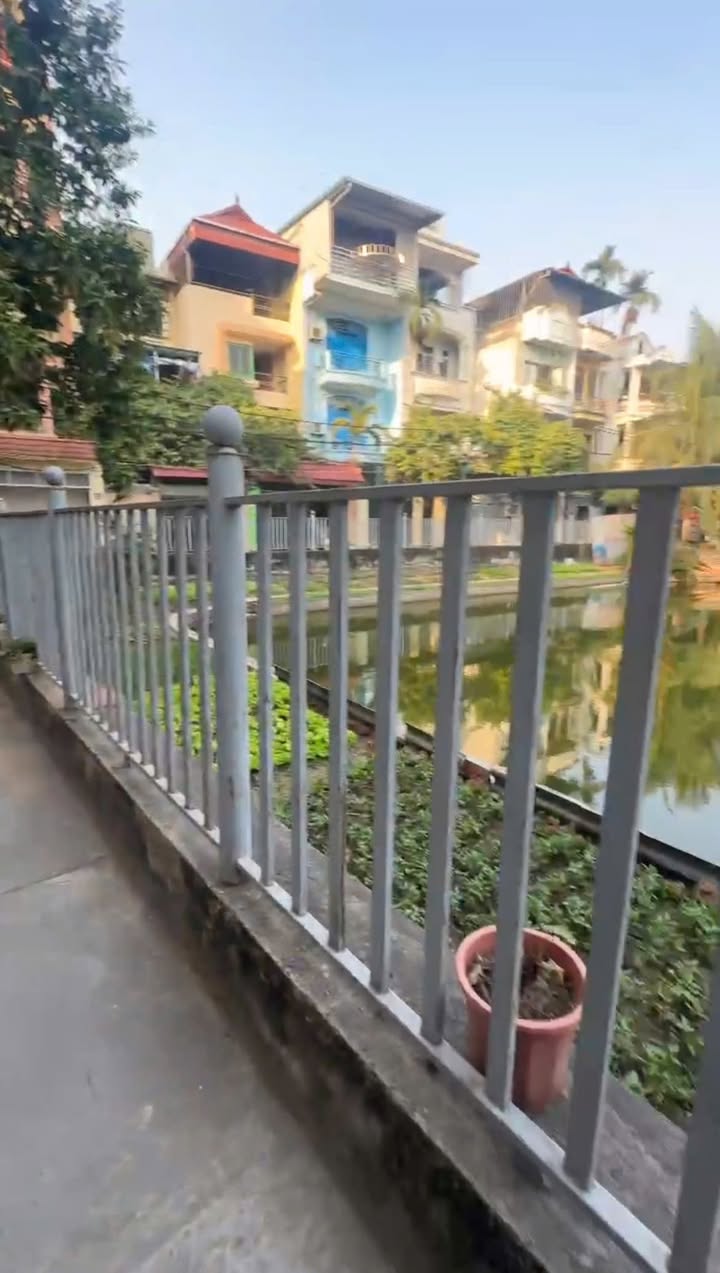 Nhà mặt phố Giáp Bát, Hoàng Mai 100m² - Ô tô đỗ cửa, view hồ cực thoáng!