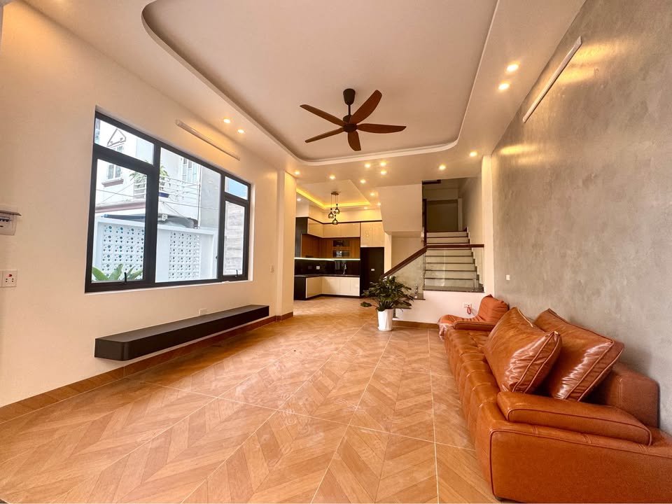 Nhà đẹp 3 tầng Phường Vị Xuyên, 60m² giá 3.1 tỷ - Ô tô đỗ cửa, lô góc thoáng mát!