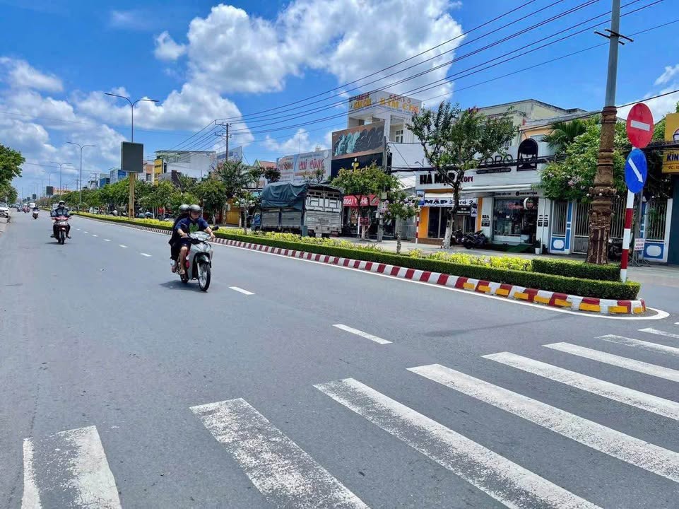 Nhà phố Đại Lộ Đồng Khởi Bến Tre 300m² giá 17.5 tỷ - Đường sầm uất nhất thành phố!