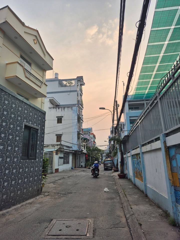 Nhà 3 tầng Âu Dương Lân Quận 8, 32m² giá 3 tỷ - Tiện ích đầy đủ, an ninh tốt!