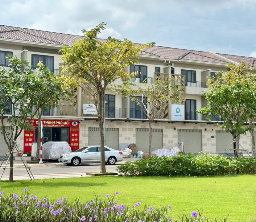 Bán Shophouse 3 tầng mặt tiền Dân Chủ, VSIP II, 100m² - Vị trí đắc địa cho kinh doanh!