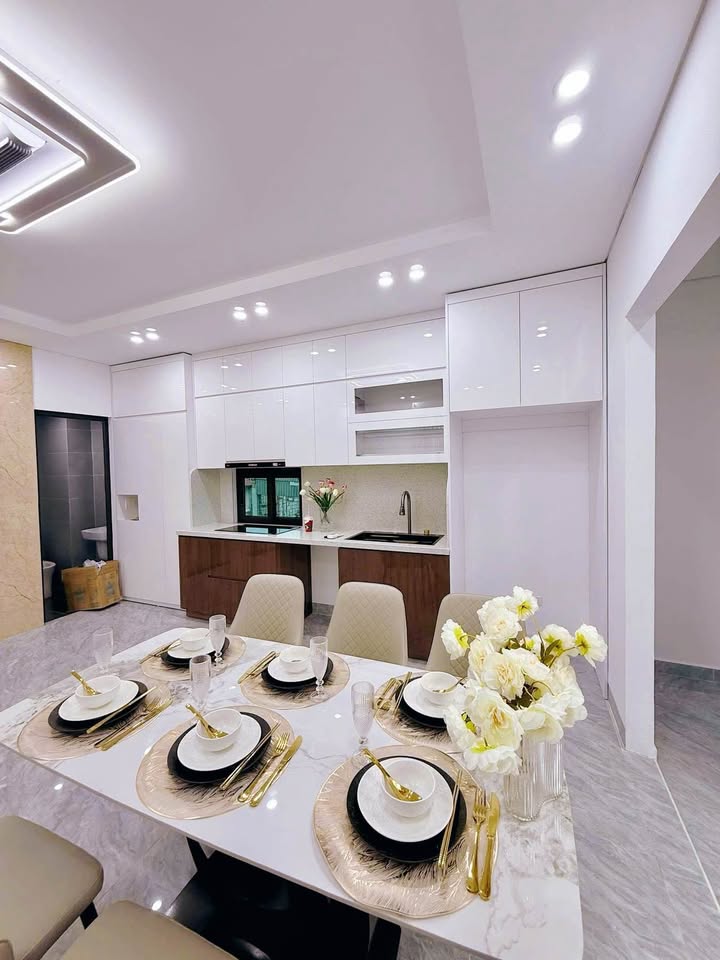 Nhà Khâm Thiên, Quận Đống Đa, 42m² giá 13.8 tỷ - Sổ đẹp nở hậu chính chủ!