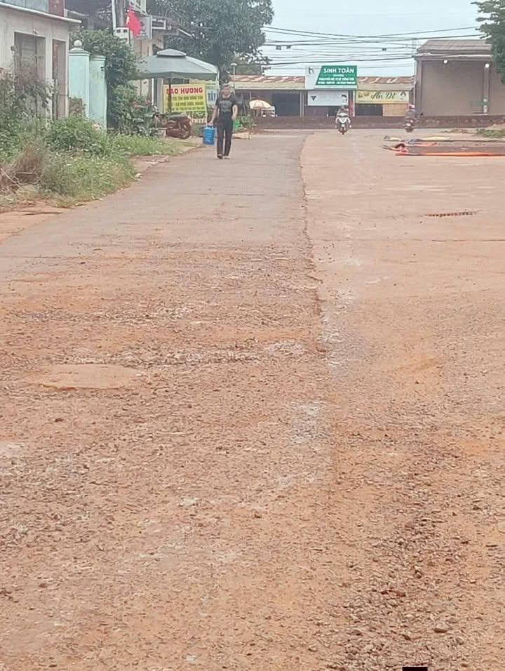 Đất nền 200m² tại Thị trấn Pơng Drang - Gần chợ mới, giá chỉ 2.05 tỷ!