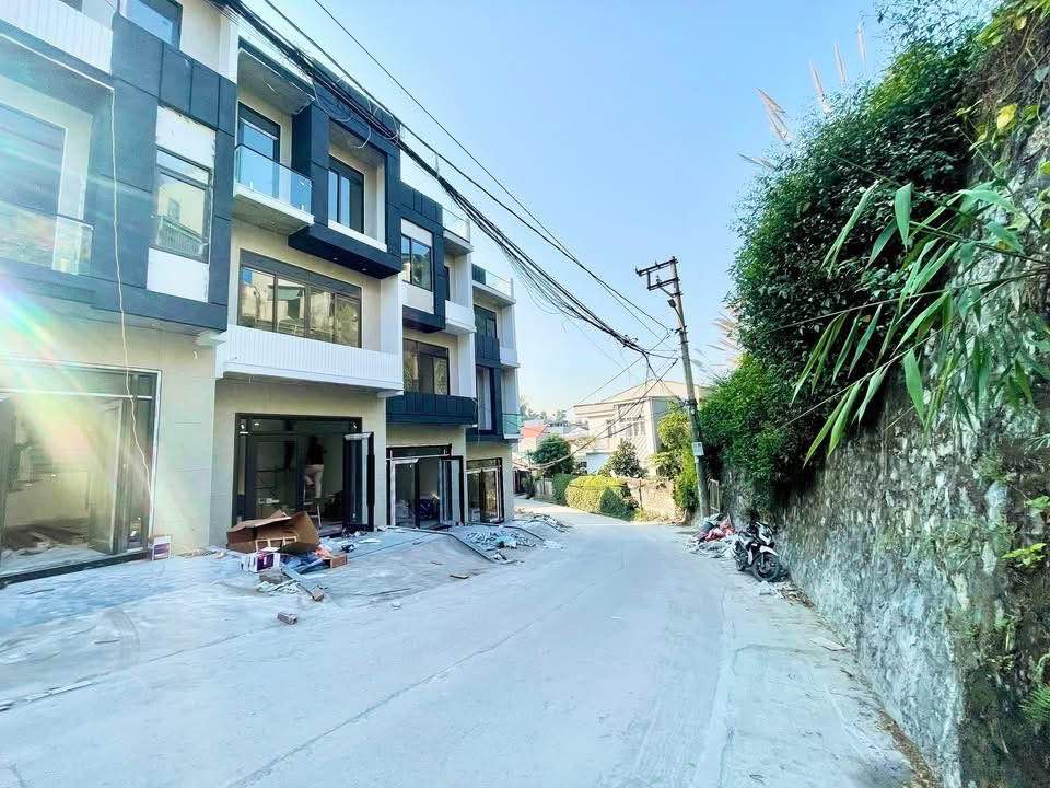 Nhà 3 tầng Phường Cao Thắng, Hạ Long 59m² giá 3.x tỷ - Đường rộng ô tô tránh nhau!