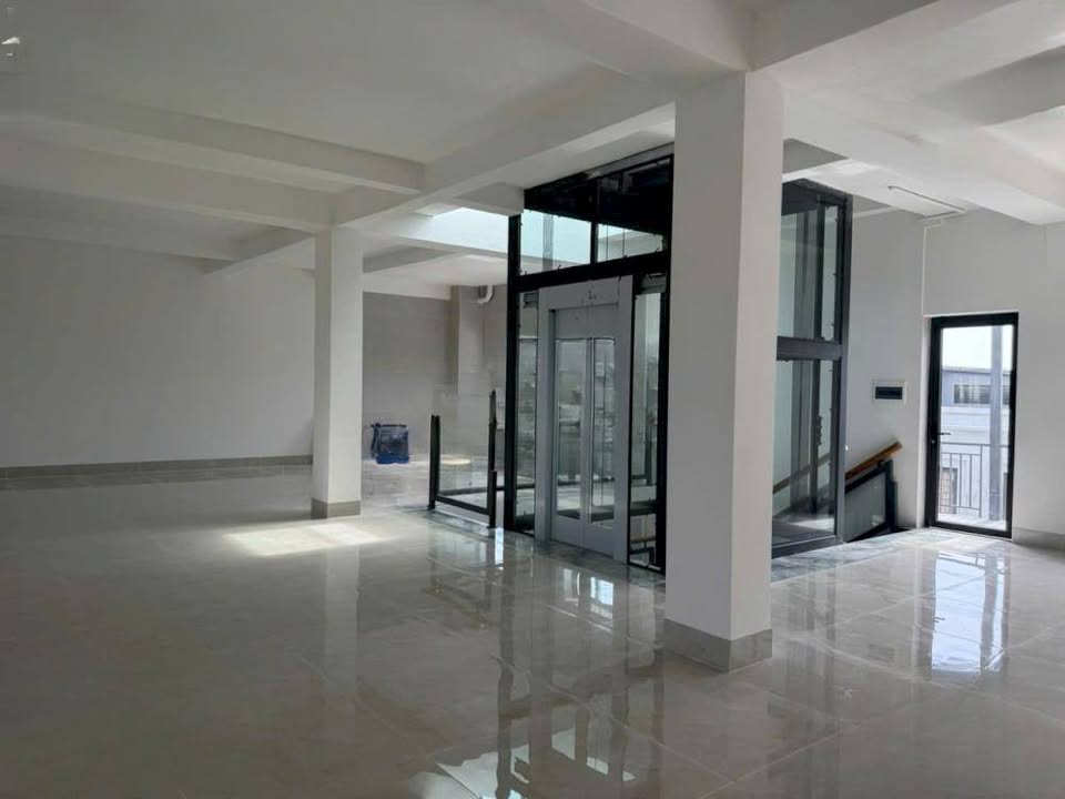 Cho thuê shophouse Song Hành, Phường An Phú, TP. Thủ Đức 300m² giá 220 triệu - Giao thông thuận lợi!