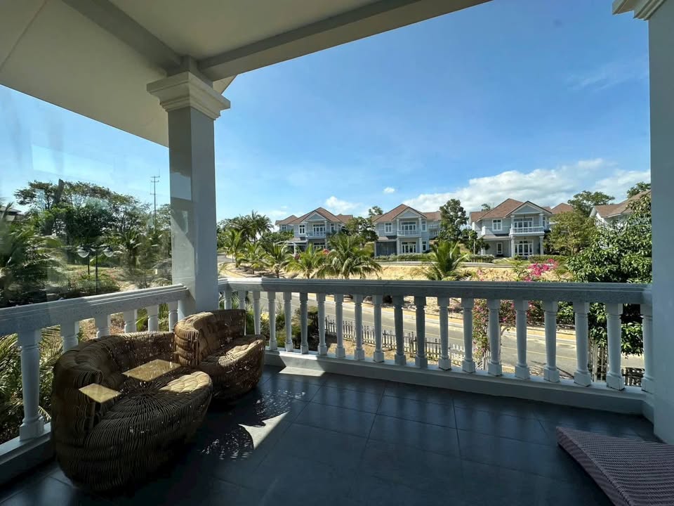 Biệt thự SeaLinks City Phan Thiết 400m² giá 18 tỷ - Sát hồ bơi lớn, chính chủ!