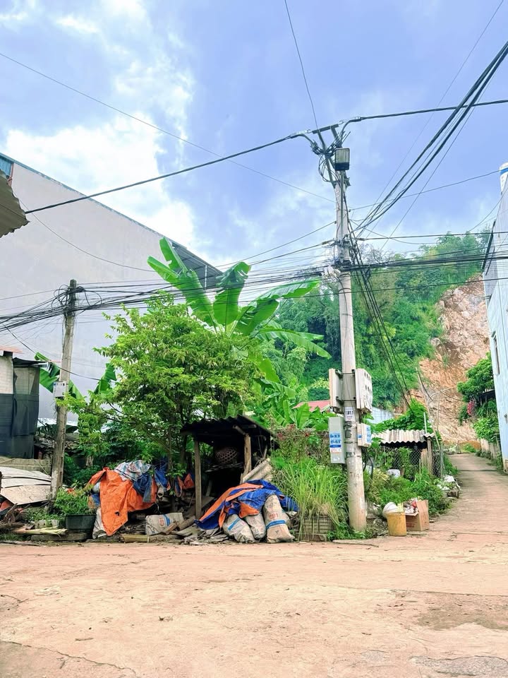 Đất nền Bản Buổn 250m² giá 3.25 tỷ - Mặt tiền đẹp, đầu tư tiềm năng!