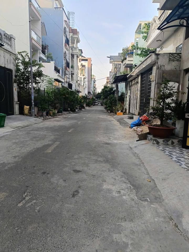 Nhà 5 tầng hẻm xe tải 8m Lê Văn Quới 72m² giá 8 tỷ - An ninh và thoáng mát!