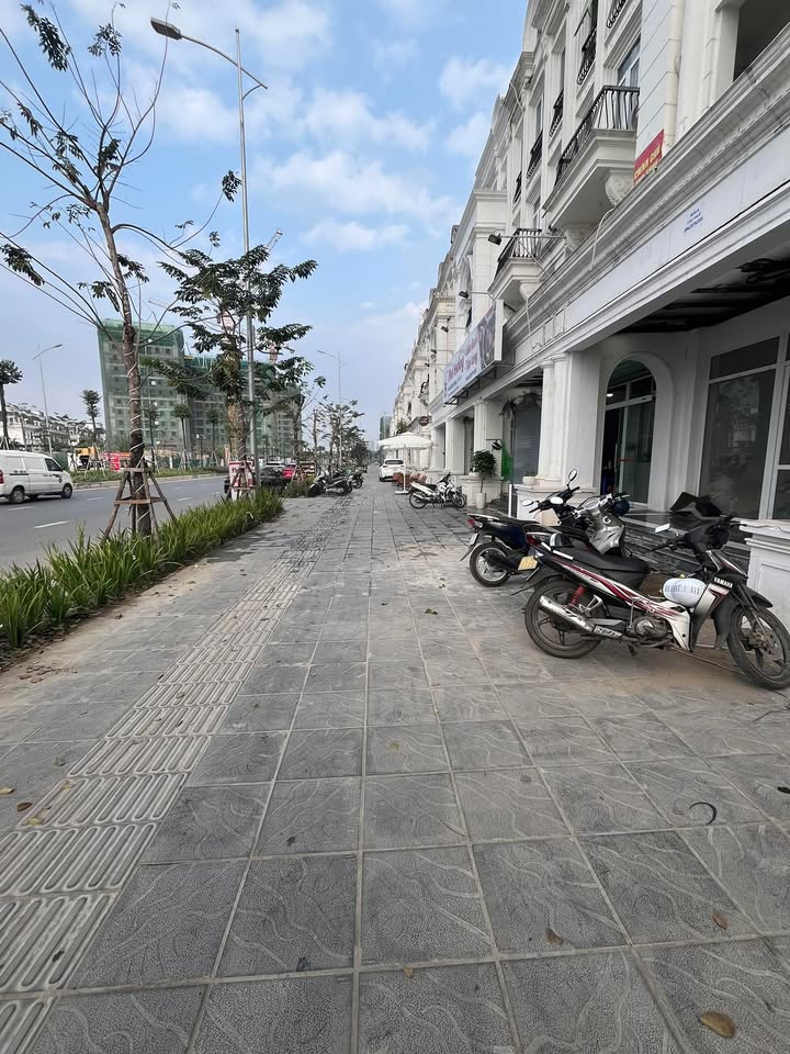 Cho thuê mặt bằng 5 tầng tại Phường Đại Mỗ, Quận Nam Từ Liêm - Thang máy, mặt tiền 6m, vỉa hè rộng!