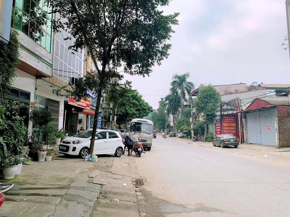 Nhà 3 tầng 1 tum đường Nhạc Sơn, Lào Cai - Thiết kế đẹp, gần chợ và trường học, chỉ 5.15 tỷ