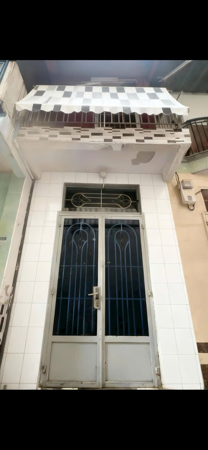 Nhà Quận 4 đường Nguyễn Tất Thành, 17m² giá 1.3 tỷ - Hẻm thông thoáng, an ninh!
