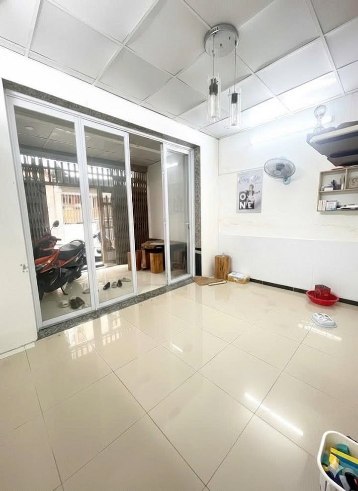 Nhà HXH Lạc Long Quân 63m² giá 8.09 tỷ - Nở hậu đẹp, tiện ích đầy đủ!