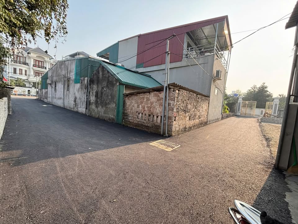 Đất lô góc Phường Lam Hạ 61m² giá chỉ 2,3 tỷ - Đường ô tô 7 chỗ tiện lợi!