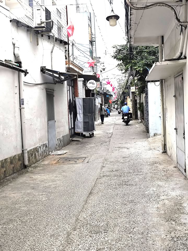 Nhà phố Xóm Chiếu Quận 4 70m² giá 7.999 tỷ - Sổ hồng riêng, công chứng ngay!