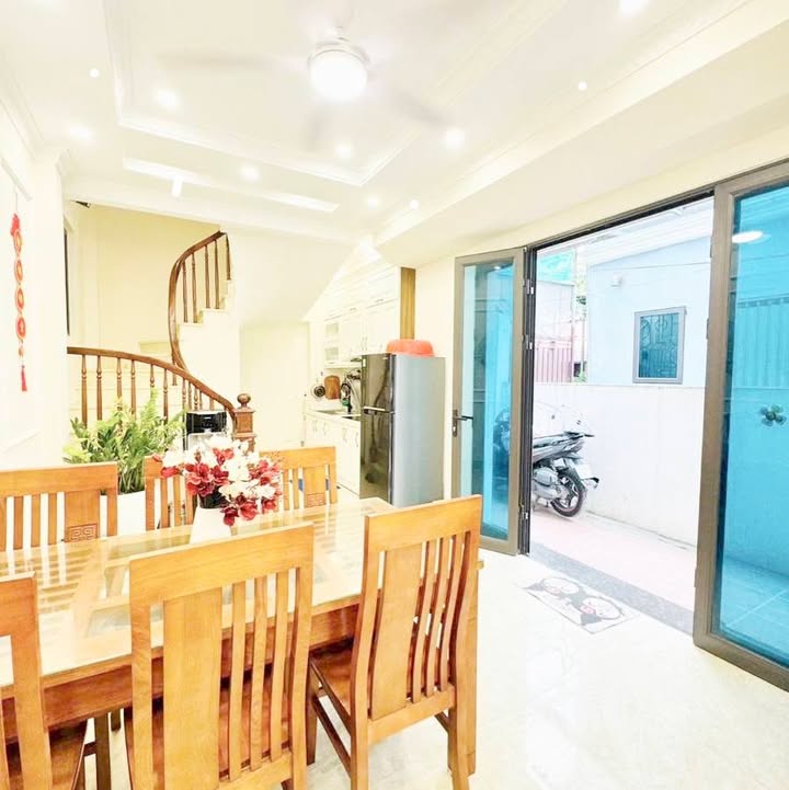 Nhà Ngọc Thụy 40m², 8,3 tỷ - Thiết kế hiện đại, Full nội thất, ô tô vào tận nơi!