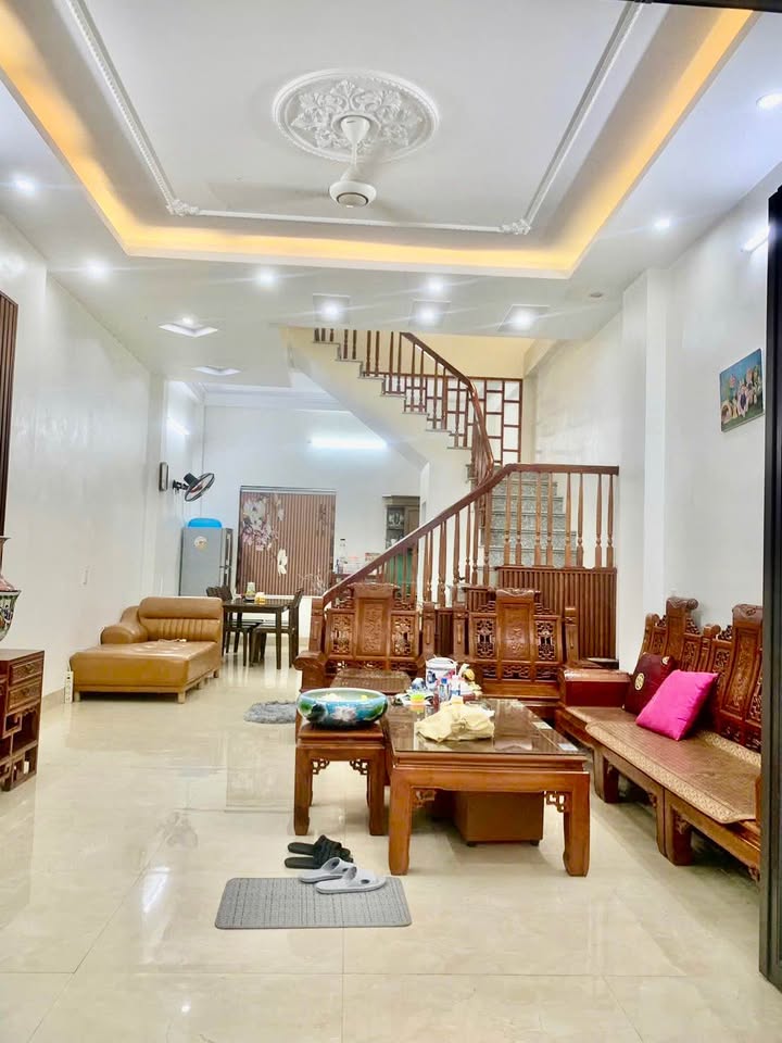 Nhà 3 tầng Phường Tiền Phong 60m² giá 2.7 tỷ - Hướng Tây Nam, gần chợ và trường học!