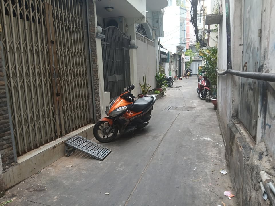 Nhà 5 tầng Cách Mạng Tháng 8, Quận 10 - Giá 5.85 tỷ, Tiện ích bao quanh!