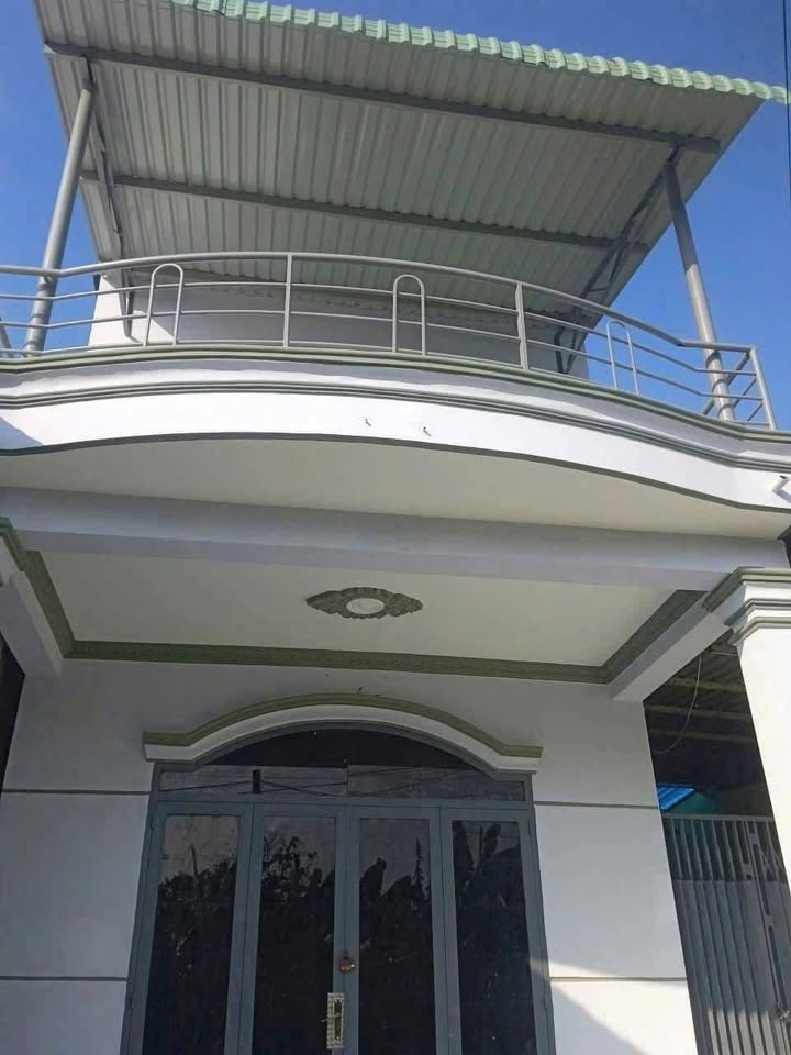 Nhà cho thuê tại Thị trấn Hóc Môn 96m² - Sân rộng thoáng mát, giá chỉ 5 triệu/tháng!