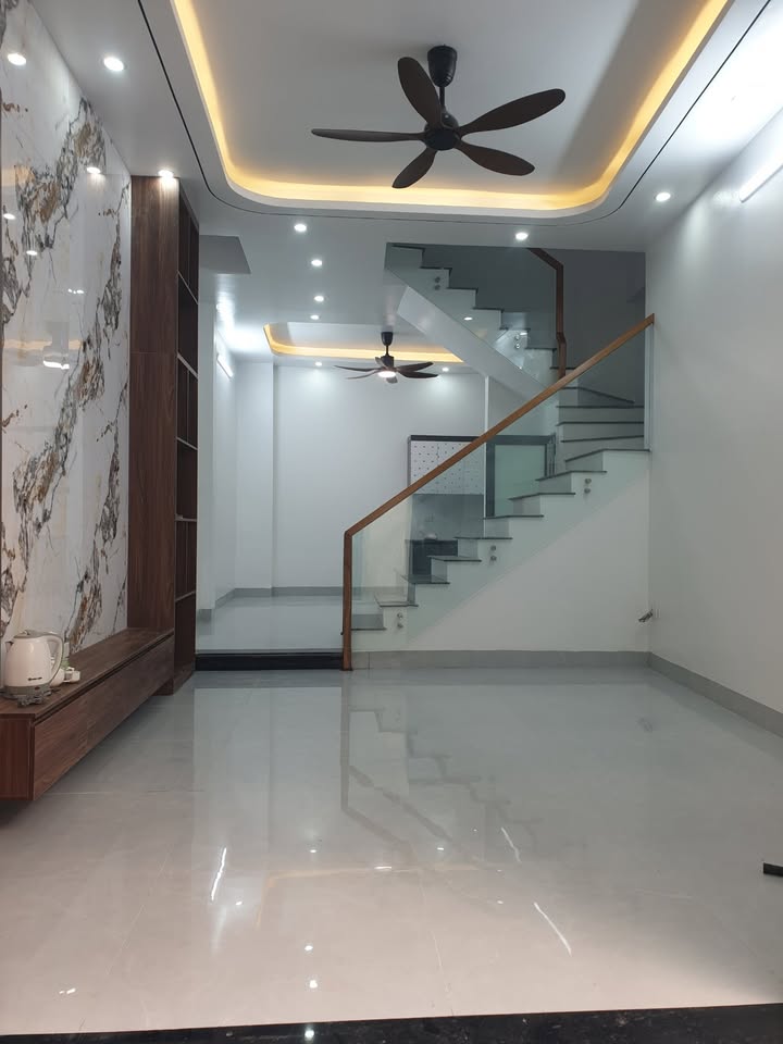 Nhà 3 tầng Trần Huy Liệu 45m² giá 2.4 tỷ - Thiết kế hiện đại, gần chợ!